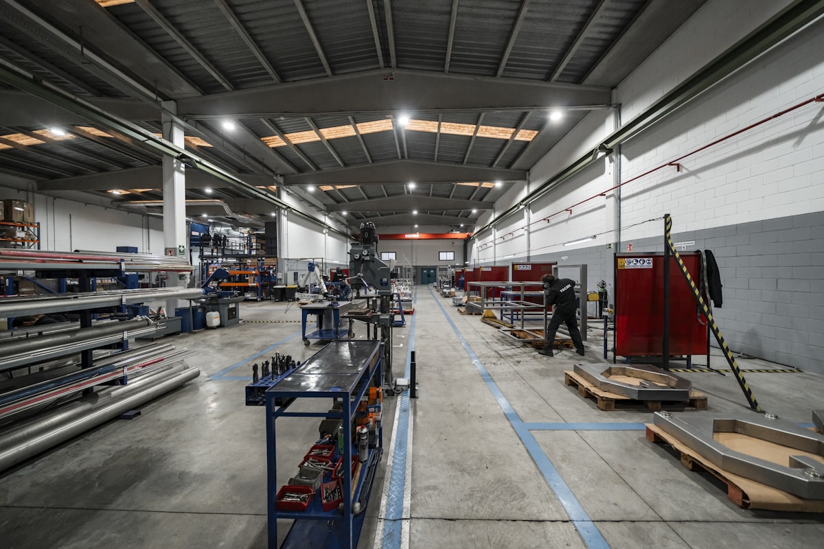 Almacén industrial con estanterías