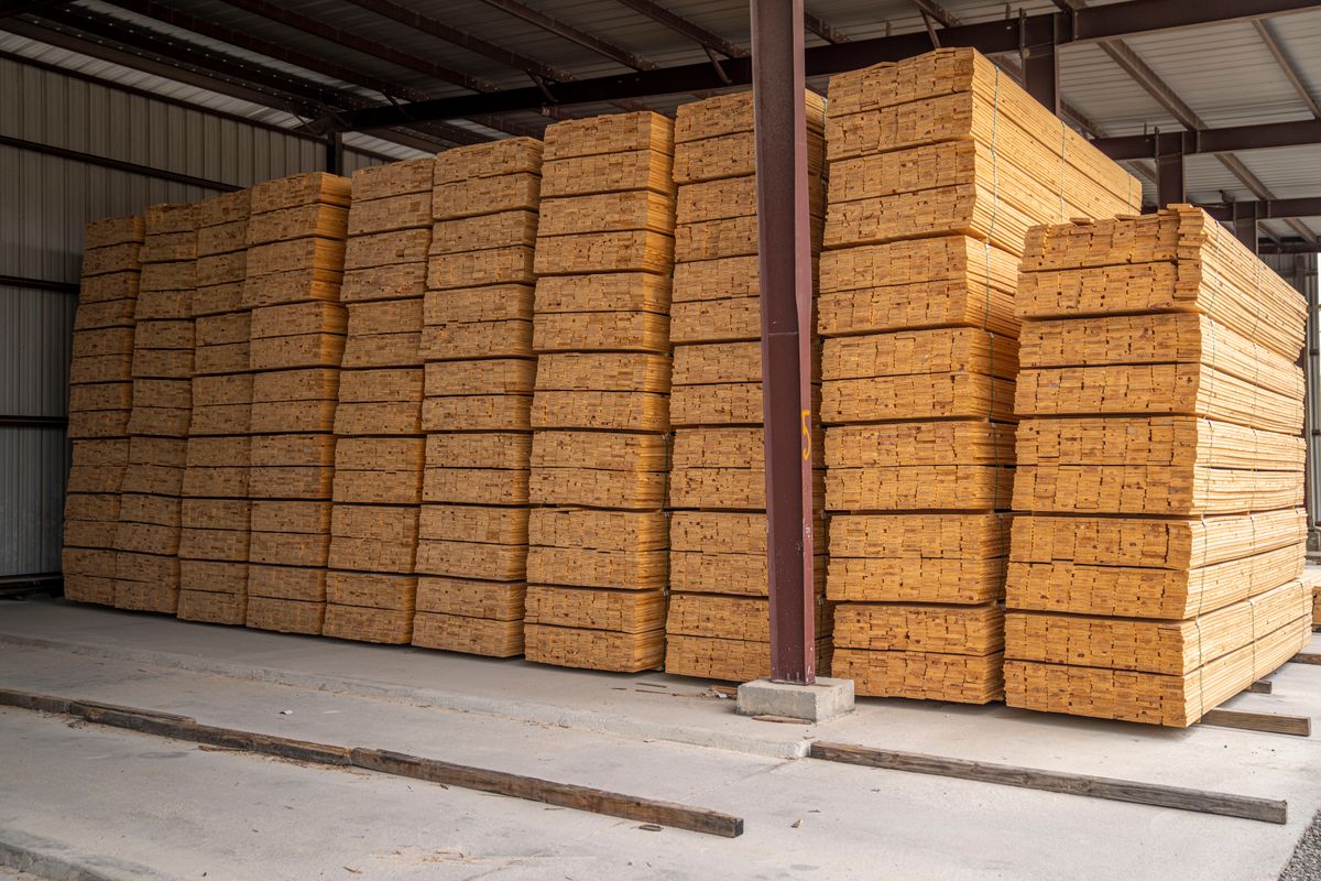Almacén industrial con estanterías
